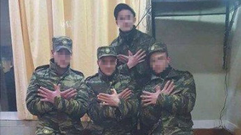 Παρέμβαση του στρατιωτικού εισαγγελέα για τους νεοσύλλεκτους που σχημάτισαν τον αλβανικό αετό
