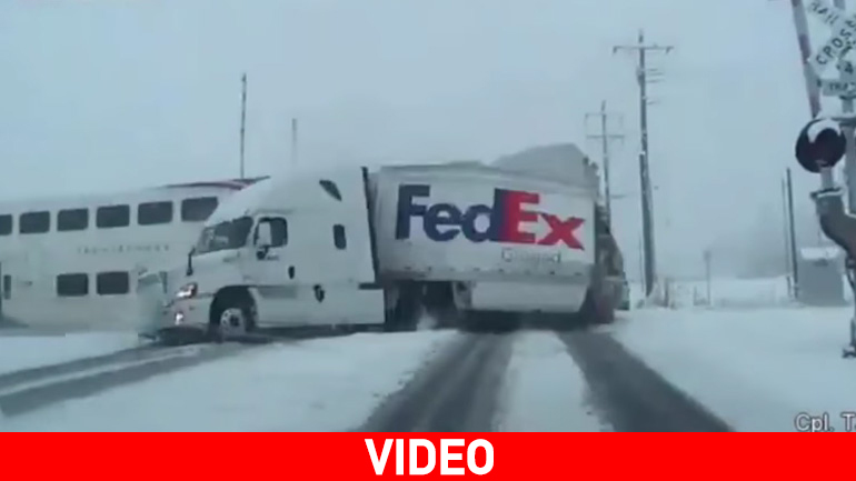 Τρομακτική σύγκρουση φορτηγού με τρένο