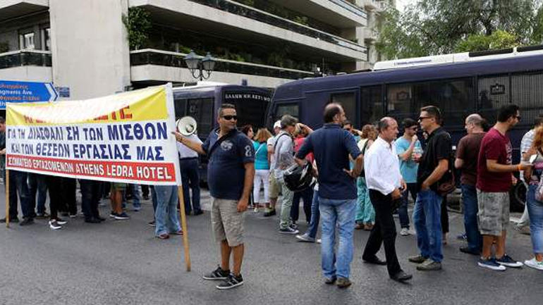 «Οδόφραγμα» στη Συγγρού από τους εργαζομένους του «Athens Ledra»