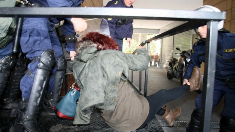 Δικάζεται ο αστυνομικός που τραυμάτισε δύο καθαρίστριες του ΥΠΟΙΚ