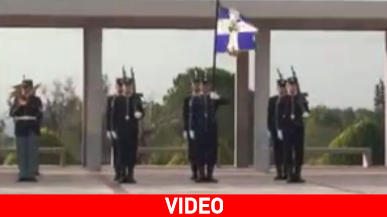 Ευέλπιδες υποδέχθηκαν τον νέο αρχηγό ΓΕΣ ψάλλοντας τον Εθνικό Ύμνο