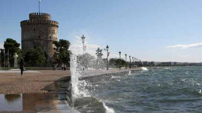 Θεσσαλονίκη: Άνδρας έπεσε στα νερά του Θερμαϊκού