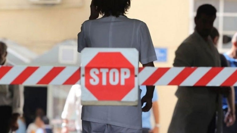 Συγκέντρωση νοσοκομειακών γιατρών έξω από το Μέγαρο Μαξίμου