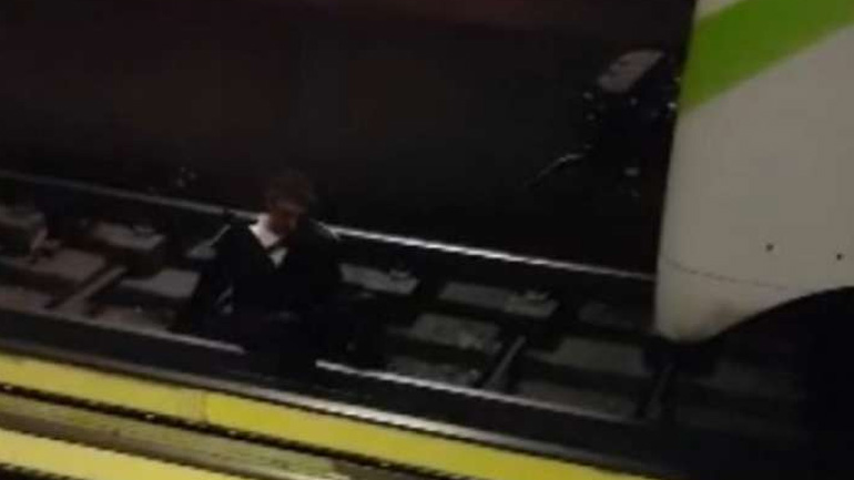 Άνδρας έπεσε στις γραμμές του Μετρό Συντάγματος