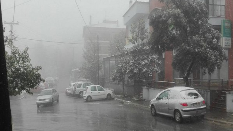 Χιονίζει στη Θεσσαλονίκη – Κλειστός ο δρόμος Χορτιάτη-Αγ. Βασιλείου