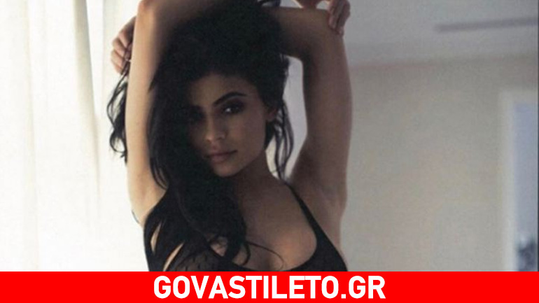 Kylie Jenner: Ποζάρει με μαύρα εσώρουχα και κολάζει!