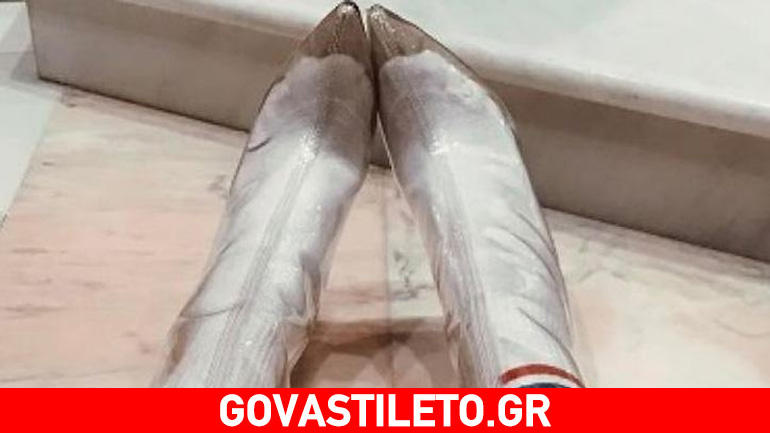 Ποια φόρεσε αυτές τις διάφανες μπότες με λευκές αθλητικές κάλτσες;