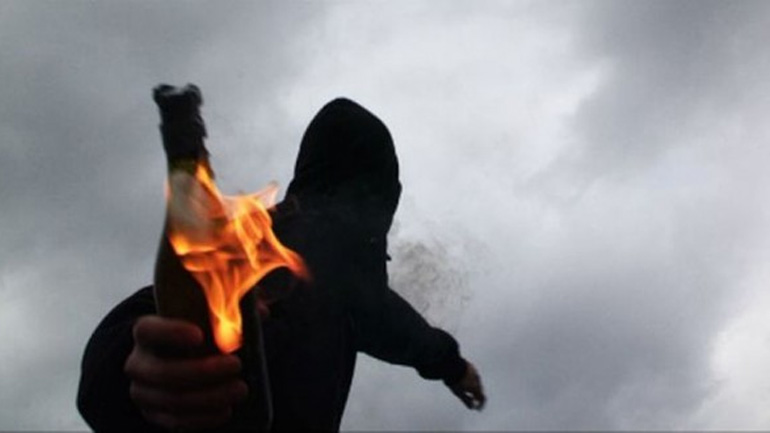 Επίθεση με μολότοφ κατά διμοιρίας ΜΑΤ στη Χ. Τρικούπη