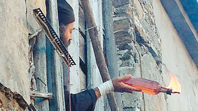 Στο εδώλιο μοναχοί της Μονής Εσφιγμένου για τις βόμβες μολότοφ