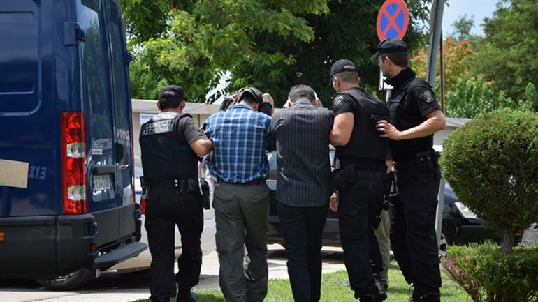 Υπό κράτηση θα παραμείνουν προς το παρόν οι οκτώ Τούρκοι