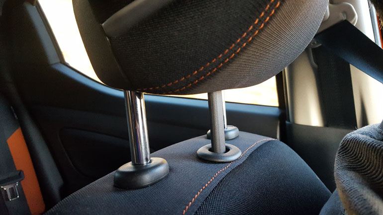 Από αυτό το σημείο περνούν τα καλώδια των ηχείων...