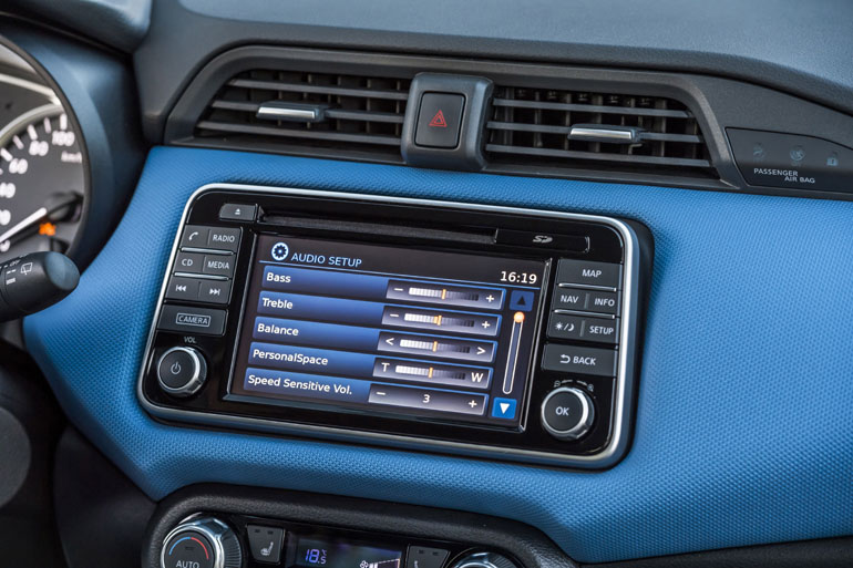 Ρυθμίσεις που μπορείς να κάνεις από την οθόνη στην κεντρική κονσόλα. Μετακινώντας για παράδειγμα, τον κέρσορα του Personalspace δίνεις μεγαλύτερη έμφαση στο ηχεία που βρίσκονται στο προσκέφαλο ή στα ηχεία που καλύπτουν όλο το αυτοκίνητο. Ττο Speed Sensitive vol. αυξάνει την ένταση στα ηχεία όσο αυξάνεται και η ταχύτητα του αυτοκινήτου έτσι ώστε να μην ενοχλούν οι εξωτερικοί θόρυβοι τους επιβάτες...