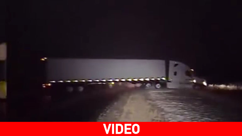 Νταλίκα διπλώνει στη μέση του δρόμου