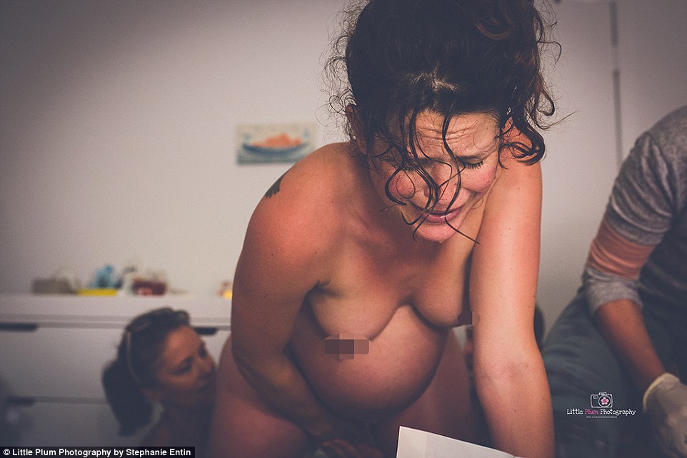 Μητέρα που θέλησε να γεννήσει στο σπίτι της