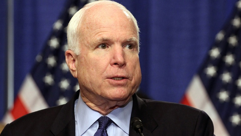 Μακέιν: «Επικίνδυνη πορεία η άρση των κυρώσεων σε βάρος της Ρωσίας»