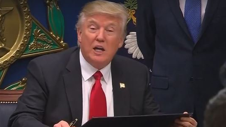 Υπεγράφη από τον Τραμπ διάταγμα κατά της εισόδου «ριζοσπαστών ισλαμιστών τρομοκρατών» στις ΗΠΑ