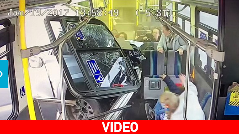 Φορτηγό καρφώνεται σε λεωφορείο στη Νέα Υόρκη