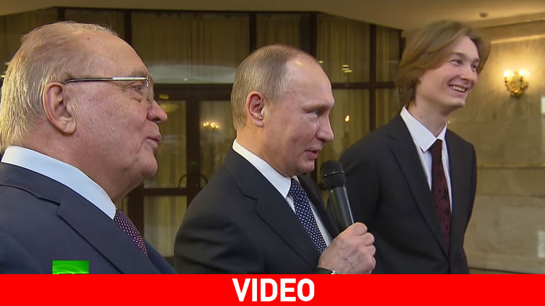 Ο Πούτιν το ‘ριξε στο τραγούδι