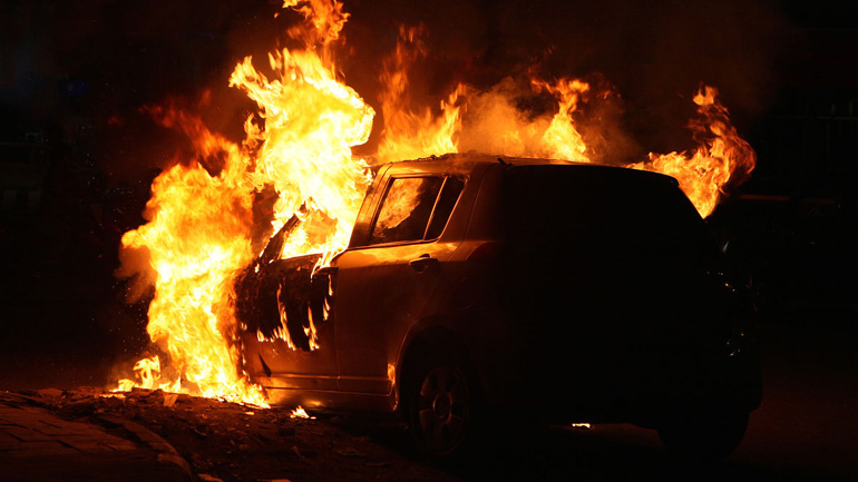 Στις φλόγες τυλίχθηκε πολυτελές αυτοκίνητο στο Ηράκλειο
