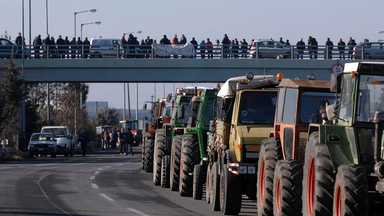 Σε συμβολικό αποκλεισμό και των δυο ρευμάτων της E.O. Αθηνών-Θεσσαλονίκης προσανατολίζονται οι αγρότες