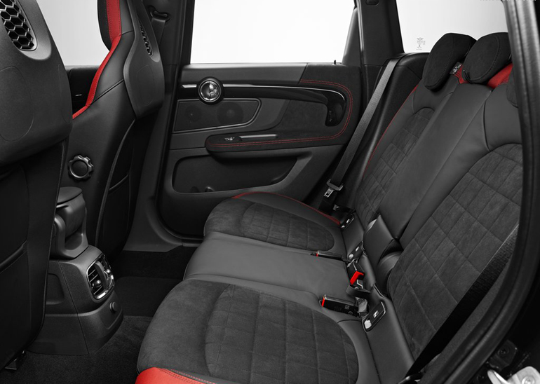 Μεγάλοι οι χώροι για τους πίσω επιβάτες...