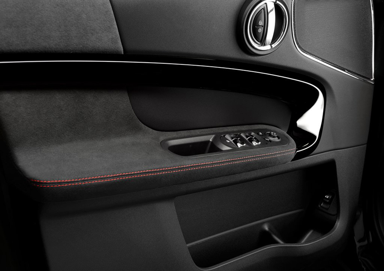 Δέρμα αλκαντάρα ντύνει τις πόρτες του νέου MINI Countryman...