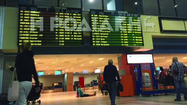 Ξεπαγιάζουν στο αεροδρόμιο της Ρόδου