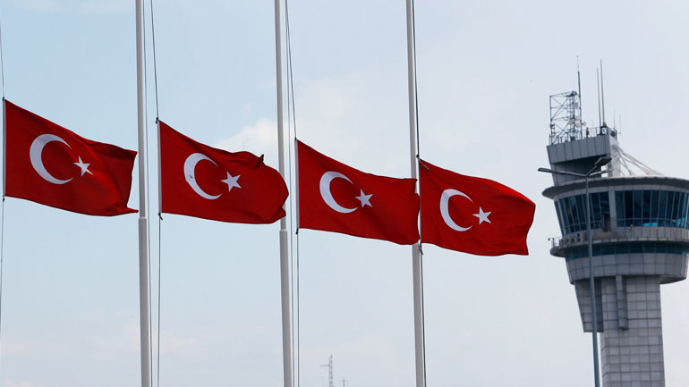 Κων/πολη: δεκάδες άνθρωποι δεν μπόρεσαν να ταξιδέψουν για τις ΗΠΑ