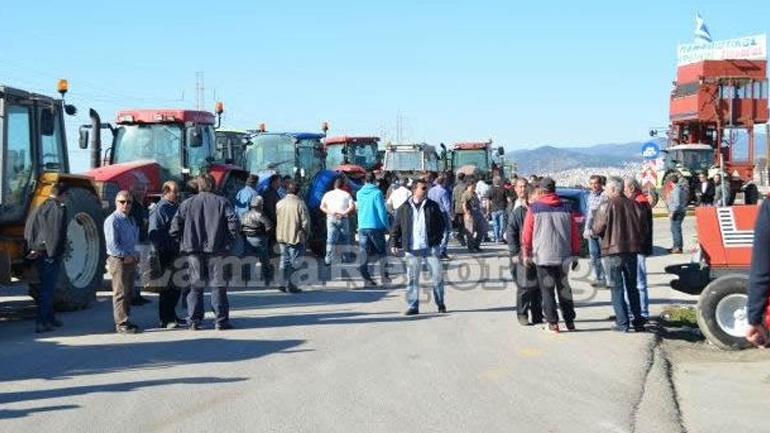 Αγρότες έκλεισαν την εθνική οδό έξω από τη Λαμία