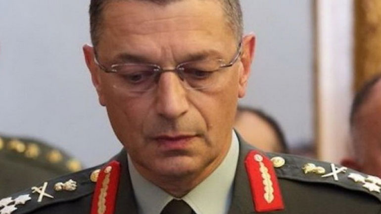 Παρέμβαση του Αρχηγού ΓΕΣ για τις φωτογραφίες με τον αλβανικό αετό