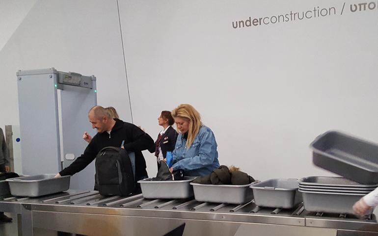 H υπεύθυνη επικοινωνίας της Mercedes Benz Hellas Αλεξάνδρα Χρυσσού μαζί με τον δημοσιογράφο Γιάννη Σκουφή