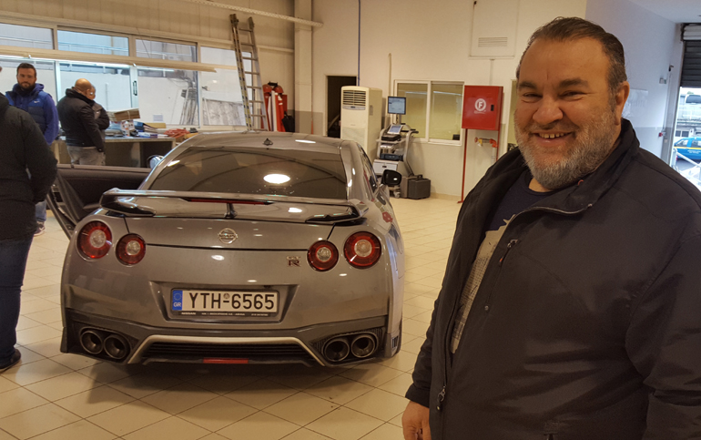Και εγώ αν ήμουν δίπλα σε ένα Nissan GT-R ΜΥ2017 θα γέλαγαν και τα αυτιά μου! Στην φωτογραφία ο οδηγός αγώνων Ανδρέας Κεχαγιάς που μάλλον... του αρέσει!