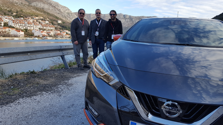 Ο Τάκης Θεοχαράκης (μέση) μαζί με τον Κύπριο δημοσιογράφο Πέτρο Σούτζη (αριστερά) και τον διευθυντή marketing του ομίλου Πιλακούτα Γιώργο Ρούσο