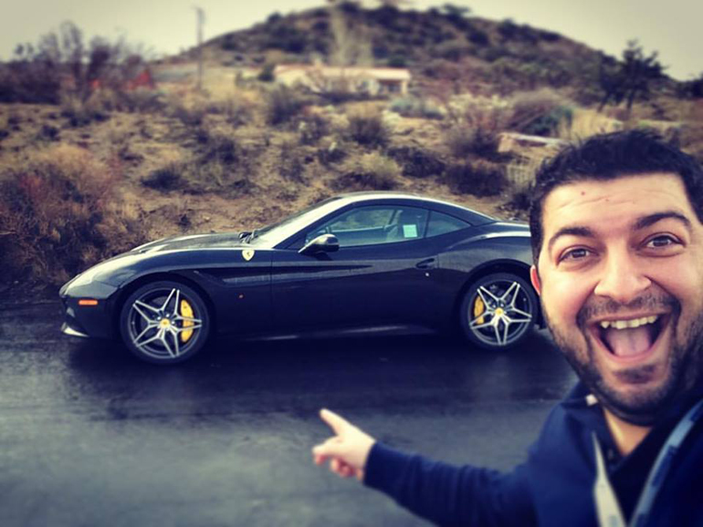 O Πάνος Σειτανίδης με φόντο μία... Ferrari!