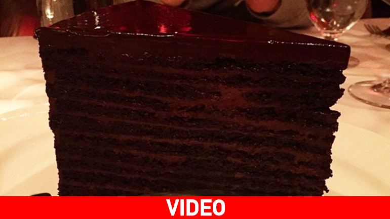 Κέικ-κόλαση με 24 στρώσεις σοκολάτας ξετρελαίνει τους λάτρεις των γλυκών