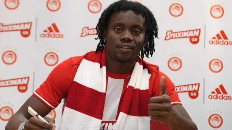 Στα ερυθρόλευκα κι επίσημα ο Παρέδες