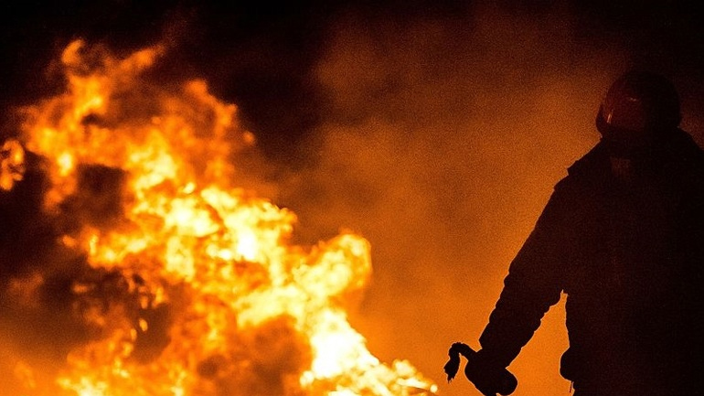 Επίθεση με μολότοφ και πέτρες κατά αστυνομικών στη Λεωφόρο Αθηνών – Σουνίου