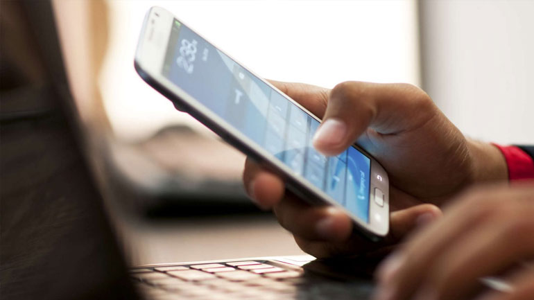 Καταργούνται τα τέλη περιαγωγής, φθηνότερα τα κινητά τηλέφωνα