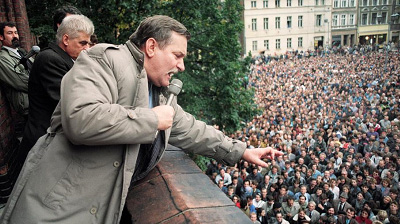 Ο Λεχ Βαλέσα σε προεκλογική ομιλία το 1990