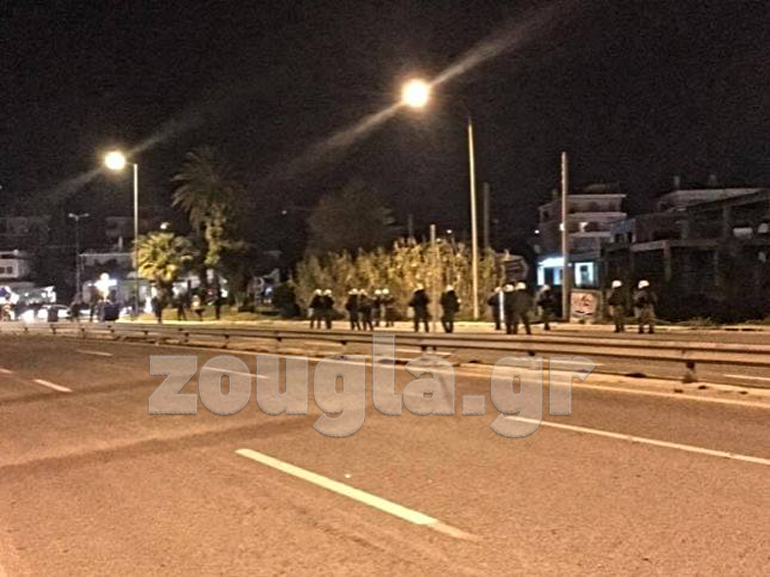 Στις 12 τα μεσάνυχτα τα ΜΑΤ έκαναν την εμφάνισή τους...