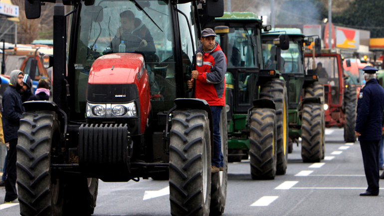 Αγρότες της Ηλείας έκλεισαν την εθνική οδό Πατρών – Πύργου
