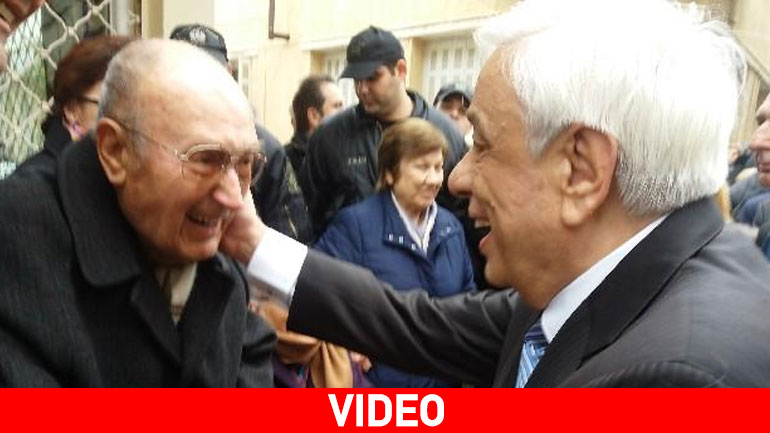 Εκατοντάδες Καλαματιανοί περίμεναν να χαιρετίσουν τον πρόεδρο της Δημοκρατίας