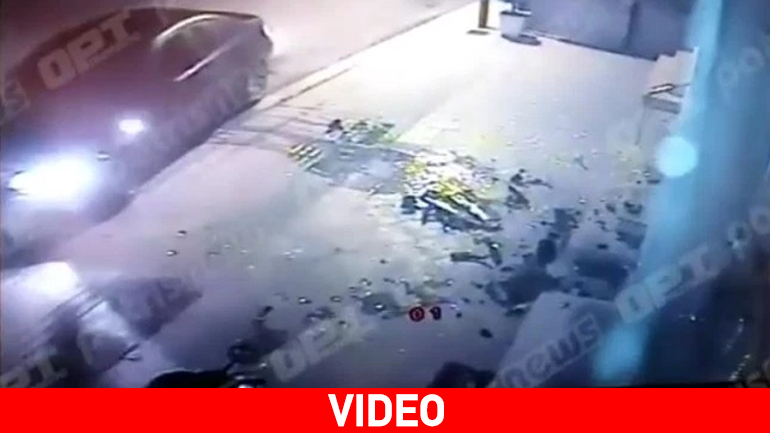 Πύργος: Η στιγμή που το Ι.Χ. προσκρούει στην είσοδο κουρείου…