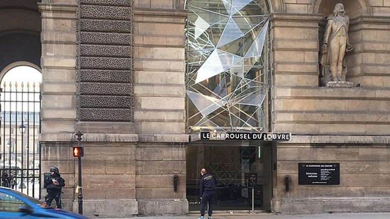 Ο δράστης της επίθεσης στον Λούβρο έφθασε στη Γαλλία από το Ντουμπάι