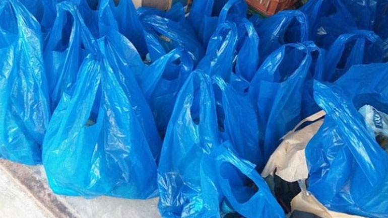 Aντί για μνημόσυνο πρόσφεραν τρόφιμα στη μνήμη των γονιών τους