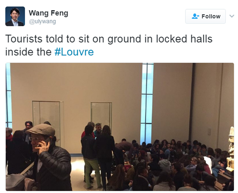 Τουρίστες κάθονται στο πάτωμα