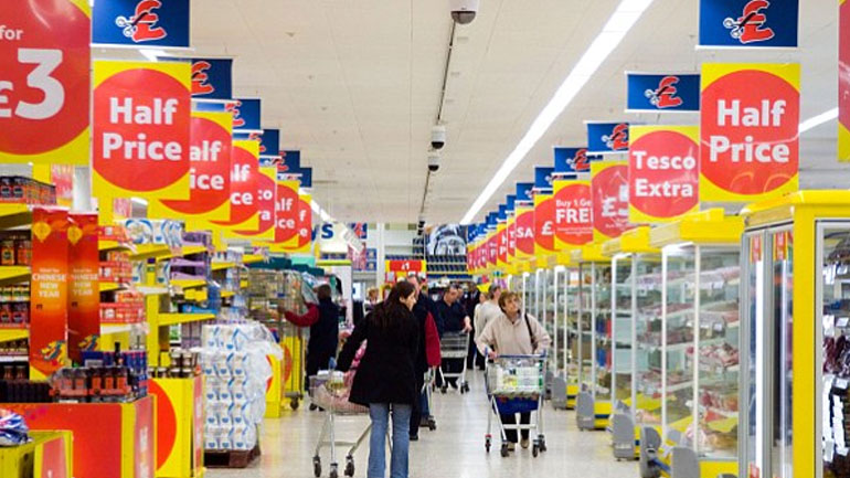 Μάχη για μαρούλια και μπρόκολα στα βρετανικά σουπερμάρκετ