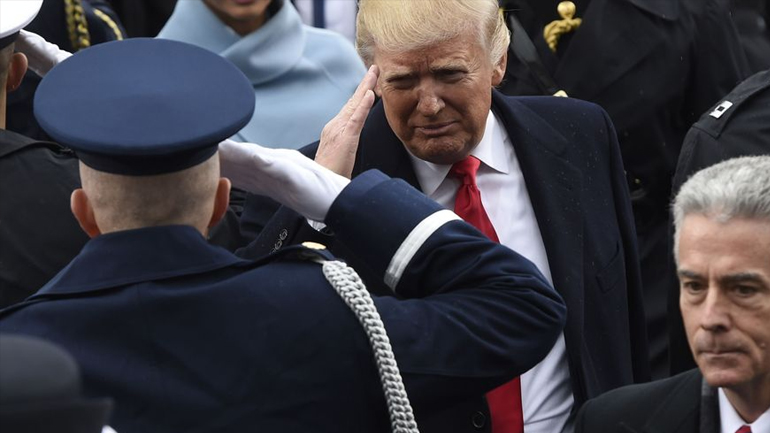 Πρώην αξιωματούχος του Πενταγώνου θέτει ζήτημα πραξικοπήματος κατά Τραμπ