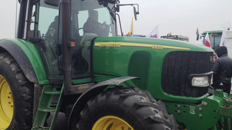 Λάρισα: Μπλόκο αγροτών στον Πλατύκαμπο