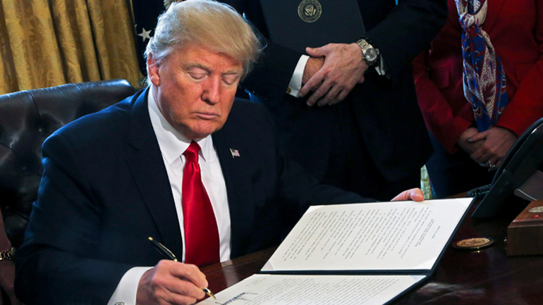 Οι Δημοκρατικοί προειδοποιούν ότι το διάταγμα Τραμπ προσφέρει “αδιανόητη προπαγάνδα” στους τζιχαντιστές